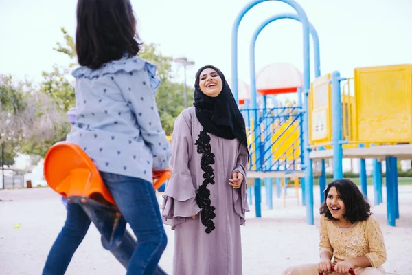 Moeder Dochters Tijd Samen Doorbrengen Het Park Dubai — Stockfoto