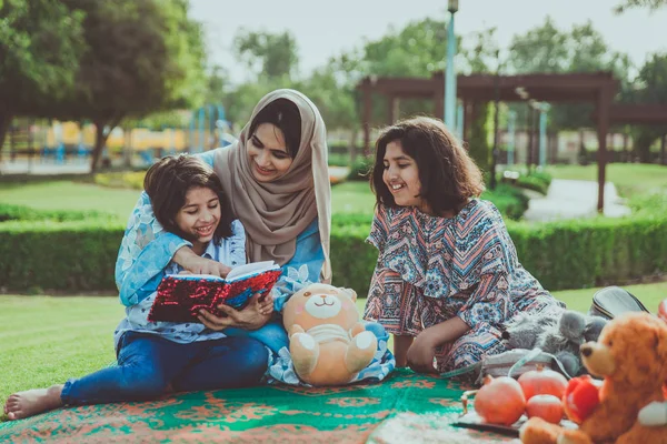 Mamma Och Döttrarna Spendera Tid Tillsammans Parken Dubai — Stockfoto