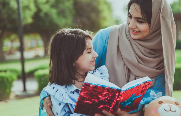 Mamma Och Döttrarna Spendera Tid Tillsammans Parken Dubai — Stockfoto