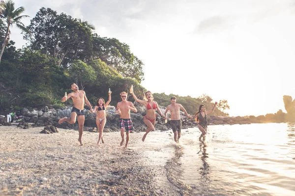 Ομάδα Φίλων Έχοντας Διασκέδαση Στην Παραλία Ένα Μοναχικό Νησί — Φωτογραφία Αρχείου