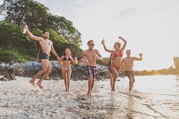 Група Друзів Розважаються Пляжі Самотньому Острові — стокове фото