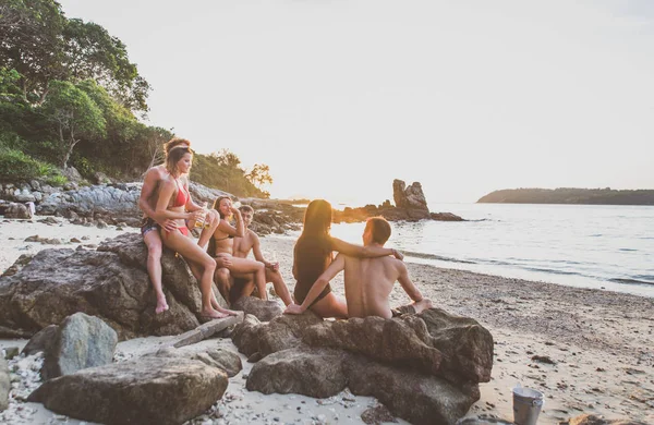 Группа Друзей Веселится Пляже Одиноком Острове — стоковое фото