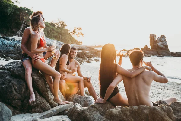 Grupo Amigos Divirtiéndose Playa Una Isla Solitaria — Foto de Stock