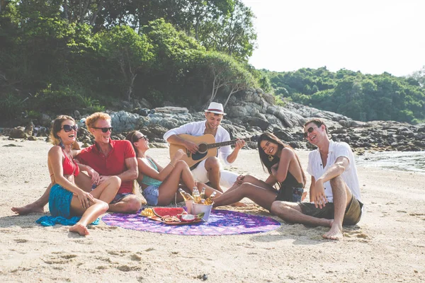 Group Friends Having Fun Beach Lonely Island — Stock Photo, Image