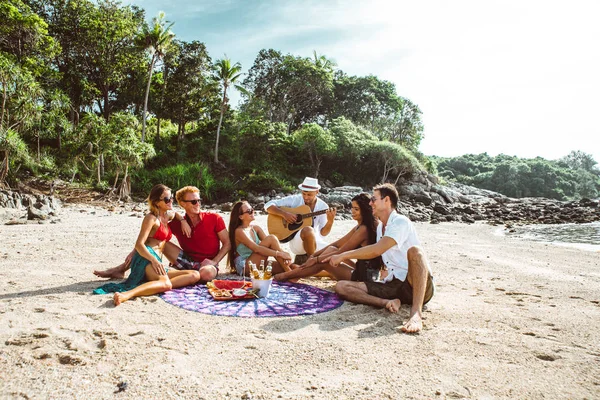 一群朋友在孤岛上的海滩上玩得很开心 — 图库照片