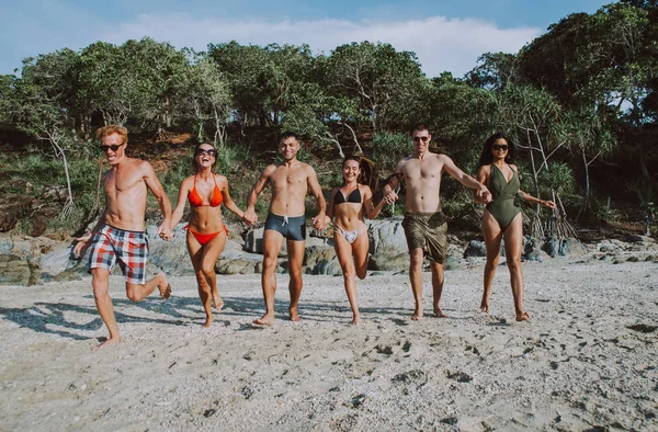 Grupo Amigos Divirtiéndose Playa Una Isla Solitaria — Foto de Stock