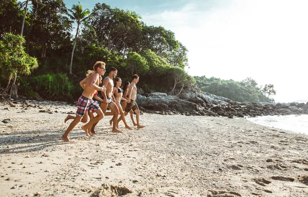 Gruppe Von Freunden Amüsiert Sich Strand Auf Einer Einsamen Insel — Stockfoto