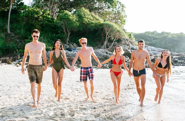 Grupo Amigos Divertindo Praia Uma Ilha Solitária — Fotografia de Stock