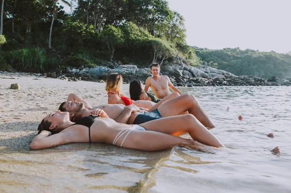 Grupo Amigos Divirtiéndose Playa Una Isla Solitaria —  Fotos de Stock