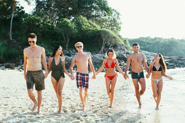 Grupo Amigos Divertindo Praia Uma Ilha Solitária — Fotografia de Stock