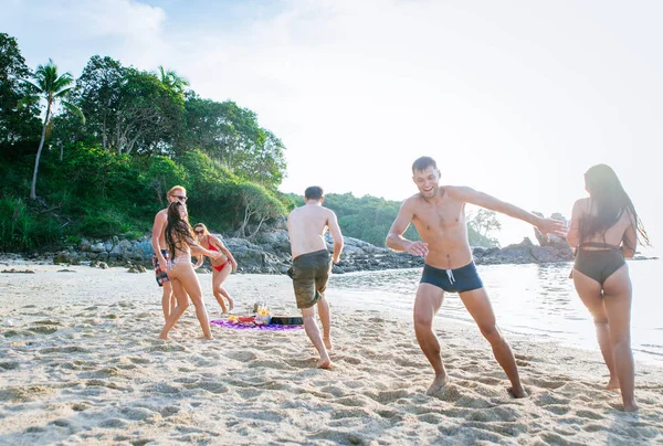 Yalnız Bir Adada Sahilde Eğleniyor Arkadaş Grubu — Stok fotoğraf