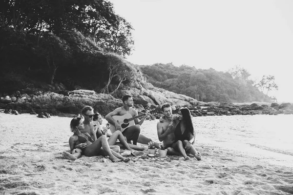 Groupe Amis Amuser Sur Plage Sur Une Île Isolée — Photo