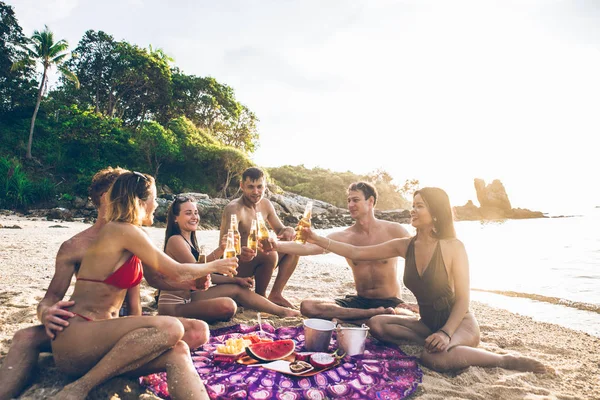 Grupo Amigos Divertindo Praia Uma Ilha Solitária — Fotografia de Stock