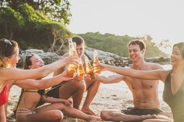 Grupo Amigos Divertindo Praia Uma Ilha Solitária — Fotografia de Stock