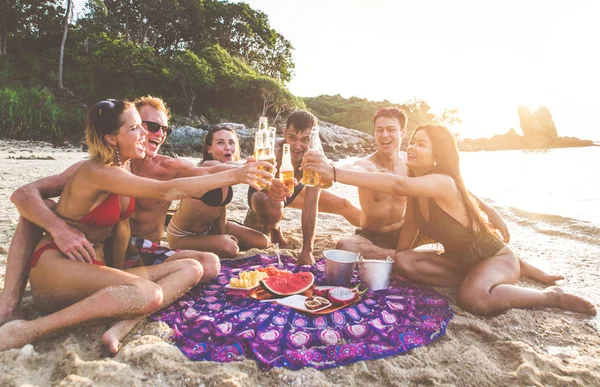 一群朋友在孤岛上的海滩上玩得很开心 — 图库照片