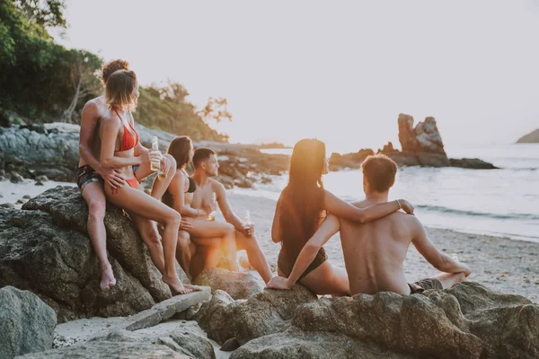Grupp Vänner Att Kul Stranden Öde — Stockfoto