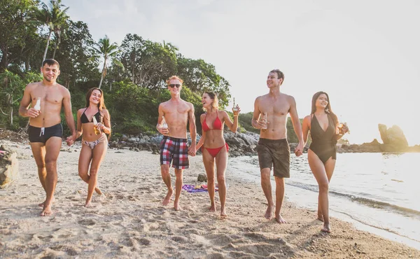 Grupp Vänner Att Kul Stranden Öde — Stockfoto