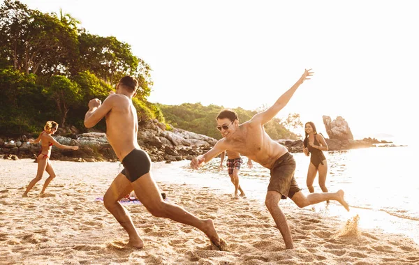 Group Friends Having Fun Beach Lonely Island — Stock Photo, Image