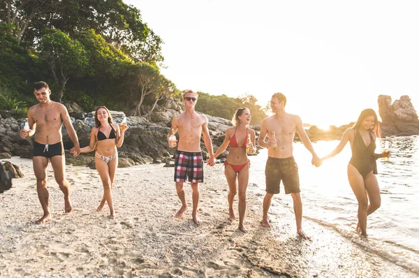 Grupo Amigos Divertindo Praia Uma Ilha Solitária — Fotografia de Stock