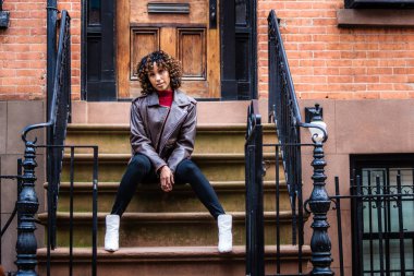 Gülümseyerek mutlu bir Afrikalı-Amerikalı kadın. Güzel genç kadın yürüyüş ve New York'ta eğleniyor