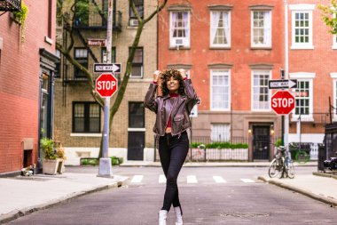 Gülümseyerek mutlu bir Afrikalı-Amerikalı kadın. Güzel genç kadın yürüyüş ve New York'ta eğleniyor