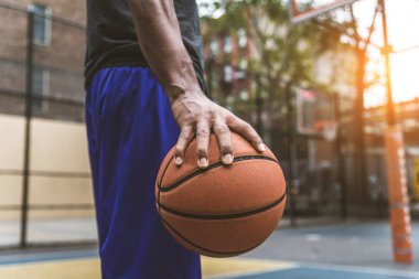 New York - sportif adam sepeti açık havada oyun sahasında eğitim Afro-Amerikan basketbol oyuncusu