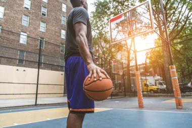New York - sportif adam sepeti açık havada oyun sahasında eğitim Afro-Amerikan basketbol oyuncusu