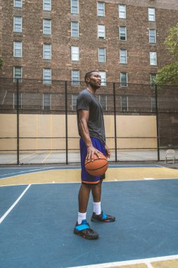 New York - sportif adam sepeti açık havada oyun sahasında eğitim Afro-Amerikan basketbol oyuncusu