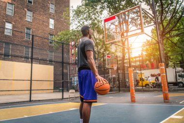 New York - sportif adam sepeti açık havada oyun sahasında eğitim Afro-Amerikan basketbol oyuncusu