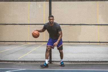 New York - sportif adam sepeti açık havada oyun sahasında eğitim Afro-Amerikan basketbol oyuncusu