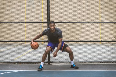 New York - sportif adam sepeti açık havada oyun sahasında eğitim Afro-Amerikan basketbol oyuncusu