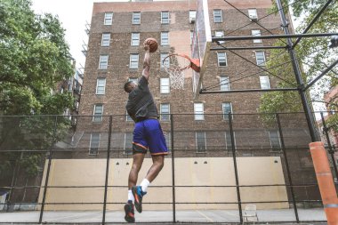 New York - sportif adam sepeti açık havada oyun sahasında eğitim Afro-Amerikan basketbol oyuncusu