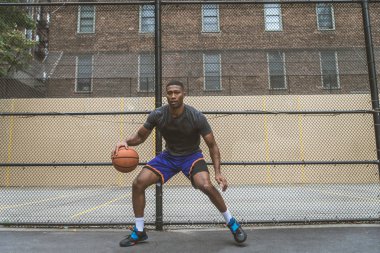 New York - sportif adam sepeti açık havada oyun sahasında eğitim Afro-Amerikan basketbol oyuncusu