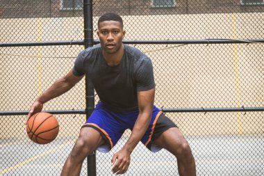 New York - sportif adam sepeti açık havada oyun sahasında eğitim Afro-Amerikan basketbol oyuncusu