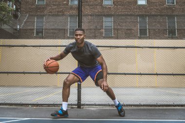 New York - sportif adam sepeti açık havada oyun sahasında eğitim Afro-Amerikan basketbol oyuncusu