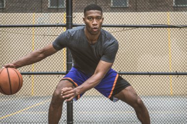 New York - sportif adam sepeti açık havada oyun sahasında eğitim Afro-Amerikan basketbol oyuncusu