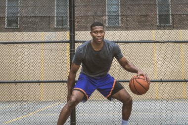 New York - sportif adam sepeti açık havada oyun sahasında eğitim Afro-Amerikan basketbol oyuncusu