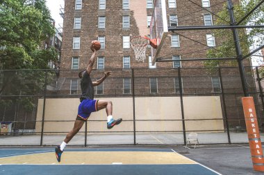 New York - sportif adam sepeti açık havada oyun sahasında eğitim Afro-Amerikan basketbol oyuncusu