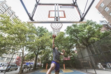 New York - sportif adam sepeti açık havada oyun sahasında eğitim Afro-Amerikan basketbol oyuncusu