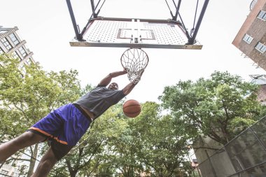 New York - sportif adam sepeti açık havada oyun sahasında eğitim Afro-Amerikan basketbol oyuncusu
