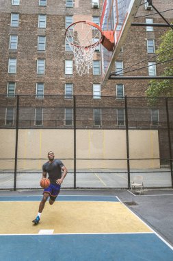 New York - sportif adam sepeti açık havada oyun sahasında eğitim Afro-Amerikan basketbol oyuncusu