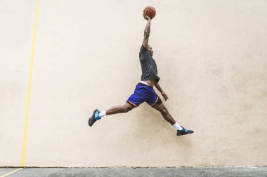 New York - sportif adam sepeti açık havada oyun sahasında eğitim Afro-Amerikan basketbol oyuncusu