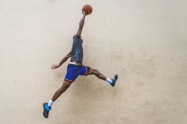 New York - sportif adam sepeti açık havada oyun sahasında eğitim Afro-Amerikan basketbol oyuncusu