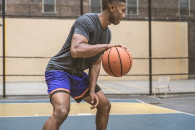 New York - sportif adam sepeti açık havada oyun sahasında eğitim Afro-Amerikan basketbol oyuncusu