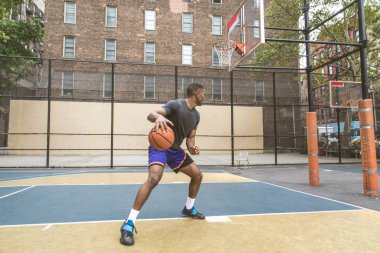 New York - sportif adam sepeti açık havada oyun sahasında eğitim Afro-Amerikan basketbol oyuncusu