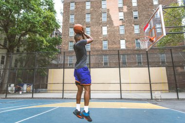 New York - sportif adam sepeti açık havada oyun sahasında eğitim Afro-Amerikan basketbol oyuncusu