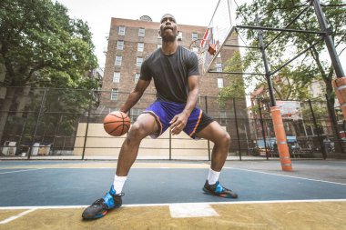 New York - sportif adam sepeti açık havada oyun sahasında eğitim Afro-Amerikan basketbol oyuncusu