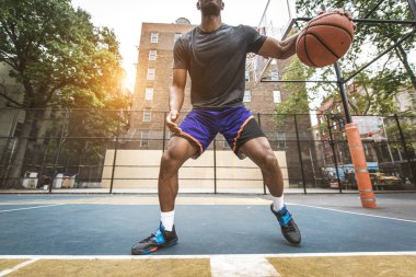 New York - sportif adam sepeti açık havada oyun sahasında eğitim Afro-Amerikan basketbol oyuncusu