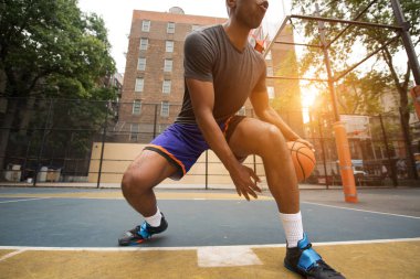 New York - sportif adam sepeti açık havada oyun sahasında eğitim Afro-Amerikan basketbol oyuncusu