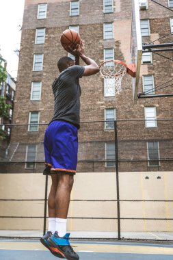 New York - sportif adam sepeti açık havada oyun sahasında eğitim Afro-Amerikan basketbol oyuncusu